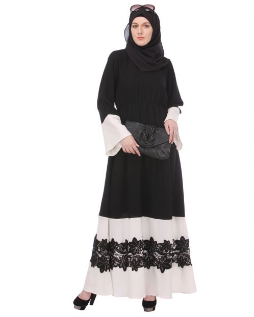 Closed black & white abaya with appliqu�